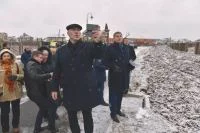 Депутат Валуев делает панорамную видеозапись застройки, сопровождая ее своими комментариями.