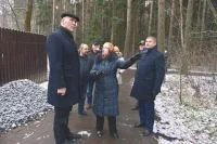 В ходе ознакомительной экскурсии по Павлово депутату показывают прилегающую к посёлку часть леса, которая, по информации членов ТСН, также передана в частную собственность и вскоре уйдёт под застройку.