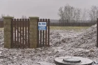 Бывшая рекреационная зона разделена заборами на участки и выставлена на продажу