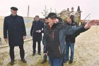 Жители Павлово показывают депутату Николаю Валуеву бывшую заповедную зону, ставшую теперь землёй под индивидуальное жилищное строительство.