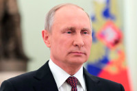 Атамбаев вручил Путину высшую госнаграду 