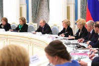 Путин предостерёг от «беспардонного вмешательства» властей в семейные дела