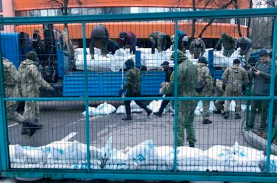 В Киеве радикалы заблокировали телеканал NewsOne 