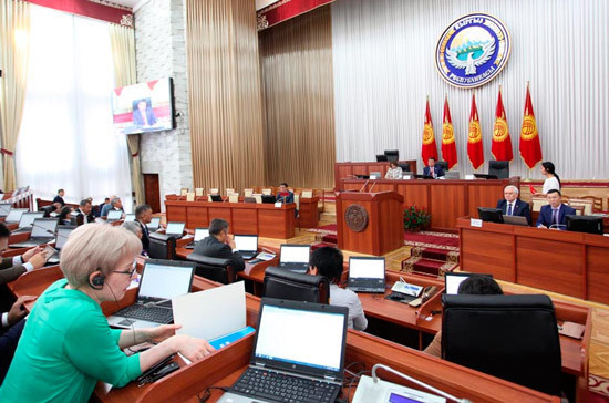 В Киргизии впервые госчиновник остался депутатом парламента