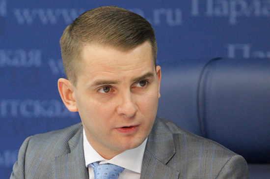 Госдума может принять закон о повышении МРОТ 20 декабря, рассказал Нилов