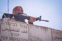В столкновениях с израильскими силами пострадали более ста палестинцев