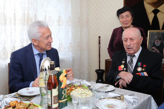 Глава Дагестана поздравил двоих Героев социалистического труда