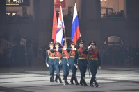 Флаги Российской Федерации, Министерства Обороны России и города-героя Москвы внесли в зал в честь Героев Советского союза, Героев России и Полных кавалеров Воинской Славы