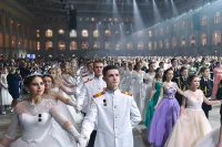 660 пар в торжественной позе полонеза устремили взгляды на сцену, с которой их поздравили приглашённые почётные гости, в том числе, депутаты Госдумы