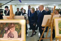 В Совете Федерации подвели итоги конкурса детского рисунка «Природа родного края» и фотовыставки «Экологические места России». После торжественной церемонии открытия Председатель Совета Федерации Валентина Матвиенко вручила победителям памятные награды и подарки