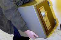 Житель Калуги украл сейф с крупной суммой денег из автосервиса