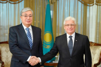 Руководители парламента Казахстана встретились с завершающим миссию послом России