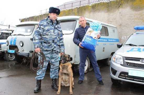 Воронежские почтовики наградили полицейскую собаку Зорро  за поимку напавших на почтальона