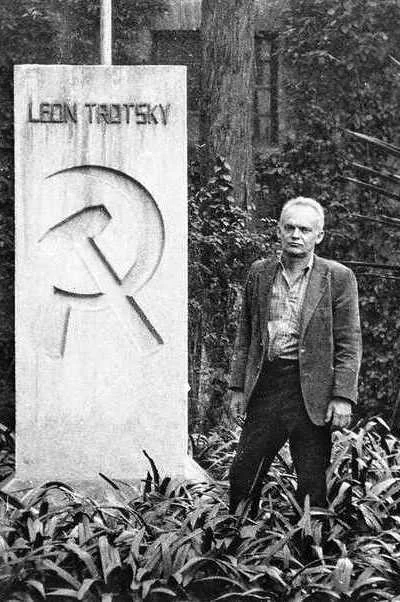 14.05.1988 г. Правнук Льва Троцкого Эстебан Волков у памятника, установленного на могиле Л. Троцкого в Мексике / Фото РИА «НОВОСТИ»