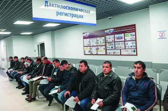 Иностранные граждане в очереди на дактилоскопическую регистрацию в рамках комплекса услуг для оформления трудового патента в Едином миграционном центре Московской области  / Фото РИА «НОВОСТИ»