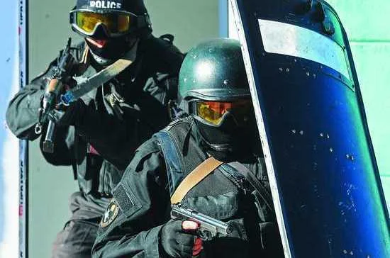 Военнослужащие спецназа МВД Киргизии во время антитеррористической операции по освобождению ГЭС на реке Чуя в рамках совместных тактических учений коллективных сил быстрого реагирования государств – членов Организации Договора о коллективной безопасности (ОДКБ) «Рубеж-2016» в Киргизии   / Фото РИА «НОВОСТИ»