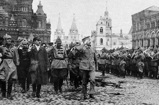 22.06.1921 г. Народный комиссар по военным и морским делам Лев Троцкий  принимает военный парад на Красной площади в Москве в честь Третьего конгресса Коминтерна / Фото РИА «НОВОСТИ»
