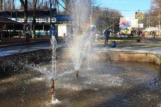 В парке Победы Ставрополя накануне Рождества неожиданно включили фонтан