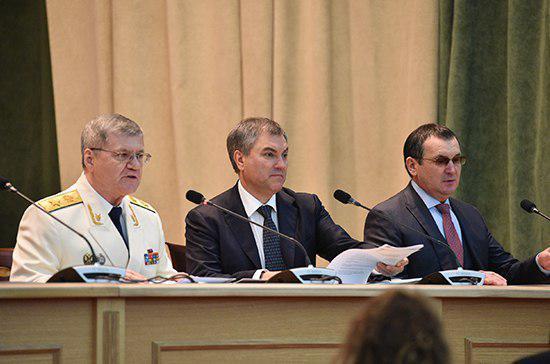 Спикер Госдумы подарил Генпрокурору настольные часы