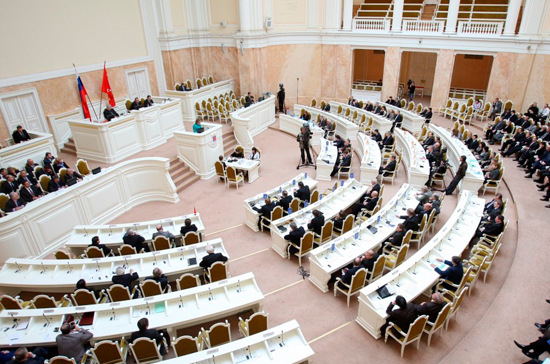 Петербургские депутаты не согласны увольняться в связи с утратой доверия