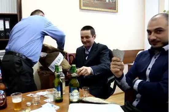 Губернатор Оренбургской области уволил чиновников &mdash; героев клипа со стриптизом