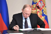 Путин повысил пенсии бывшим прокурорам и следователям 