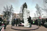 В Петербурге появился памятник «Мужеству ленинградцев»