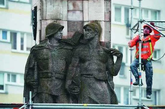 2017 г. Щецин. Рабочие монтируют строительные леса у памятника благодарности Красной армии в центре города. Решение о его демонтаже было принято на заседании городского совета / Фото РИА «НОВОСТИ»