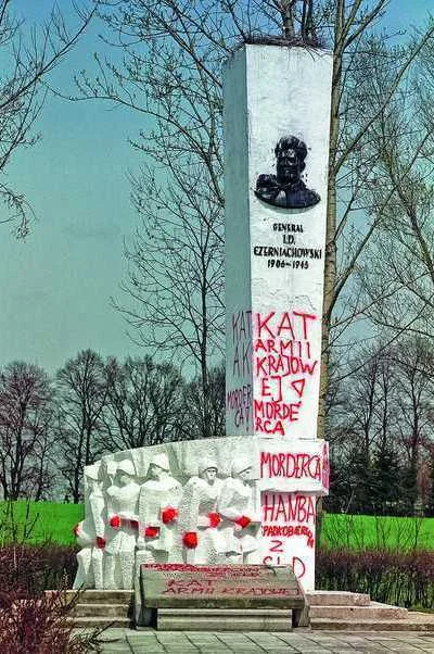 Оскверненный польскими националистами памятник генералу Черняховскому  / Фото ТАСС
