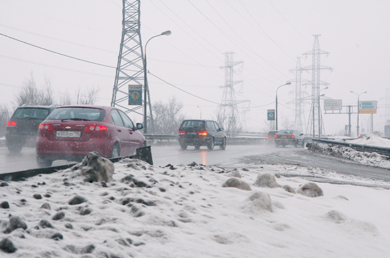 Для уборки снега в Москве вывели военную технику 
