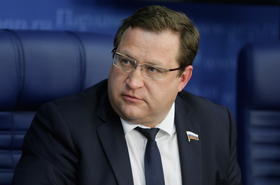Юрков рассказал, откуда в бюджете средства на повышение МРОТ