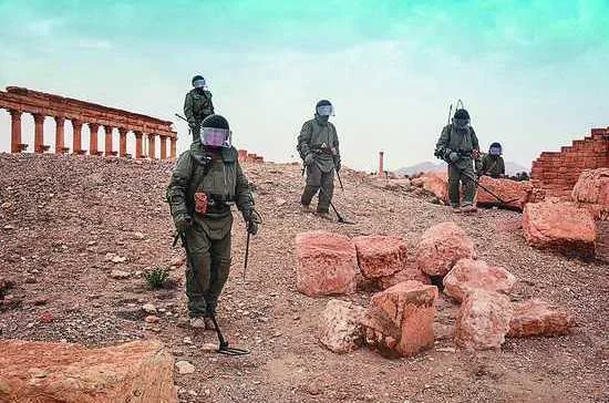 18 апреля 2017 г. Сирия. Пальмира. Саперы сводного отряда Международного противоминного центра Вооруженных сил РФ во время работ по разминированию исторической части Пальмиры / Фото Минобороны России/ТАСС