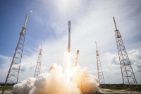 Ракета Falcon Heavy вывела на орбиту личный автомобиль Илона Маска