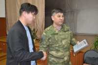 Росгвардия Бурятии наградила подростка, спасшего детей при ЧП в школе Улан-Удэ