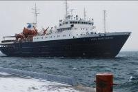 В Охотском море застрял теплоход со 127 пассажирами