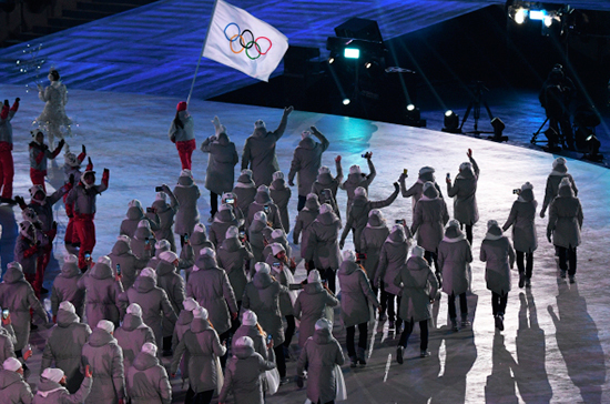 Российские олимпийцы прошли под нейтральным флагом на параде спортсменов в Пхёнчхане