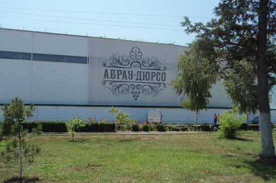 Краснодарский завод «Абрау-Дюрсо» посещает около 500 тысяч туристов в год