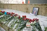 Жители Оренбурга выстроили цифру 71 и силуэт самолёта в память о погибших при крушении Ан-148