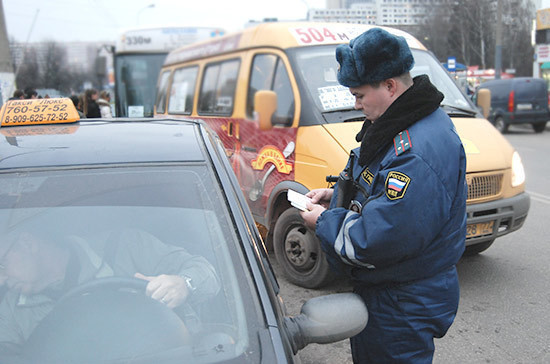 Транспортные полицейские смогут останавливать машины наряду с регулировщиками