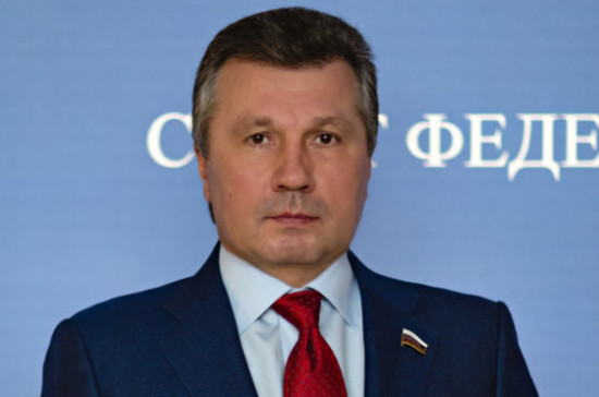 Сенатор Васильев поздравил россиян с Днём защитника Отечества