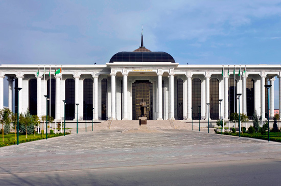 Туркменские женщины получат к 8 марта подарок от президента