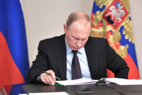 Путин принял в российское гражданство более 70 человек