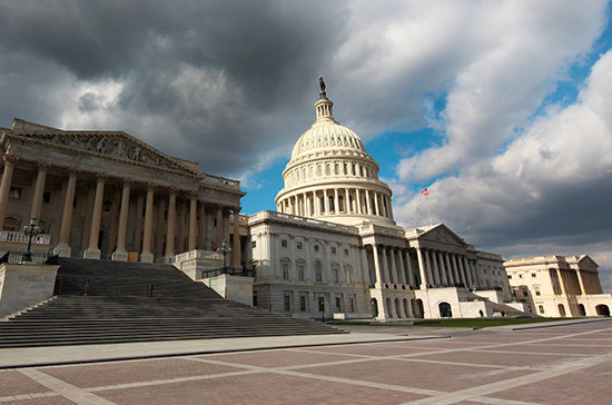 Политолог назвал заявления американского сенатора о снятии санкций с РФ инфантилизмом