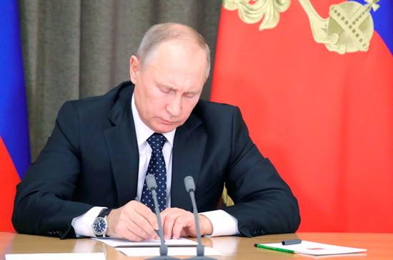 Владимир Путин подписал закон о повышении МРОТ