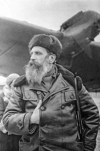 Выдающийся исследователь Арктики, геофизик Отто Юльевич Шмидт возглавлял экспедицию на пароходе «Челюскин», которая сделала попытку за одну навигацию пройти по Великому Северному морскому пути (1933–1934) 