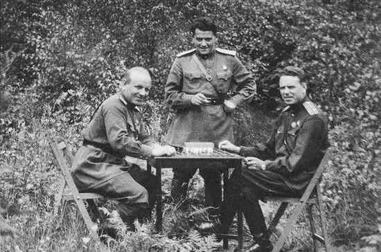 П.И. Колесников и В.М. Коротков за шахматами. Эррол. 1943 г.