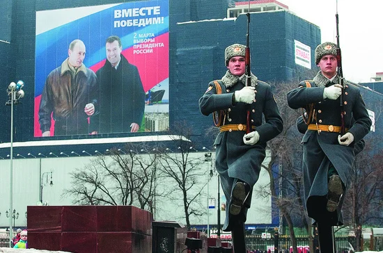 В 2008 году Владимир Путин не имел права баллотироваться в третий раз подряд, поэтому поддержал кандидата от «Единой России» Дмитрия Медведева  / Фото REUTERS