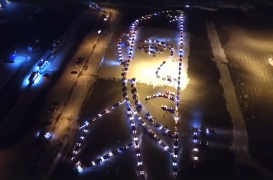 Автомобилисты Хабаровска выстроили из 250 светящихся машин портрет Путина