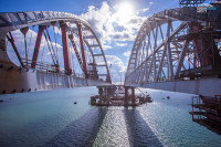 Движение по Крымскому мосту могут открыть раньше срока, заявил Путин