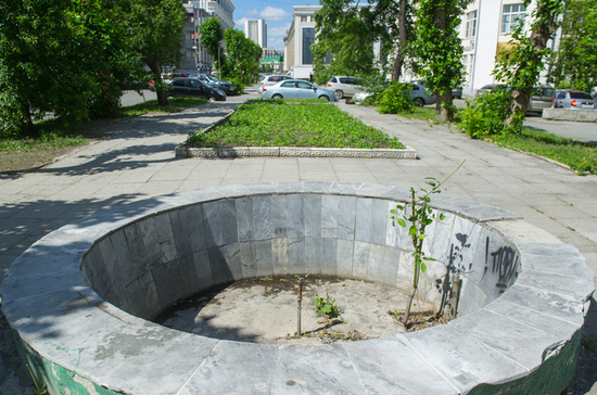 В Тюмени обнаружили огромный бесхозный каменный фонтан